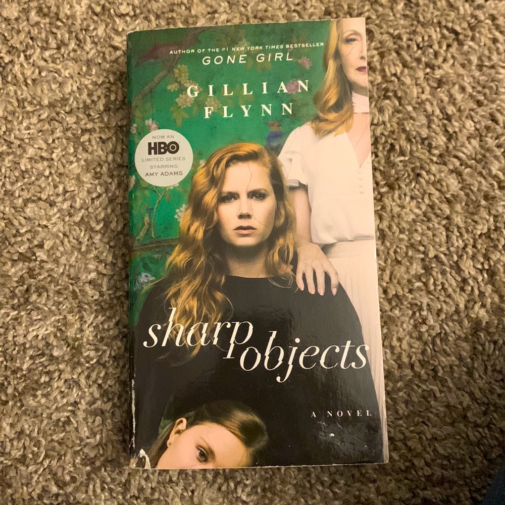 Sharp objects by Gillian Flynn paperback